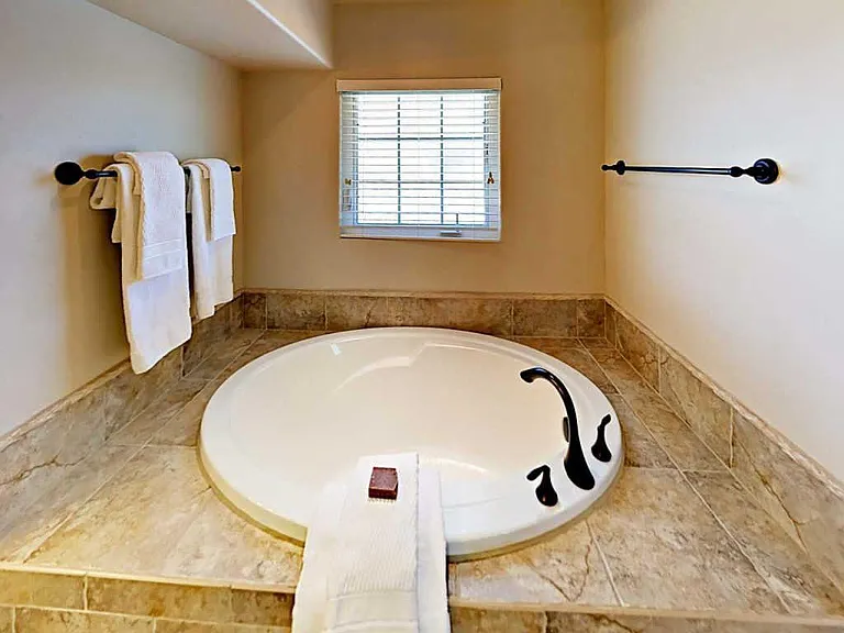 946 E Winding Creek Dr — Photo 17