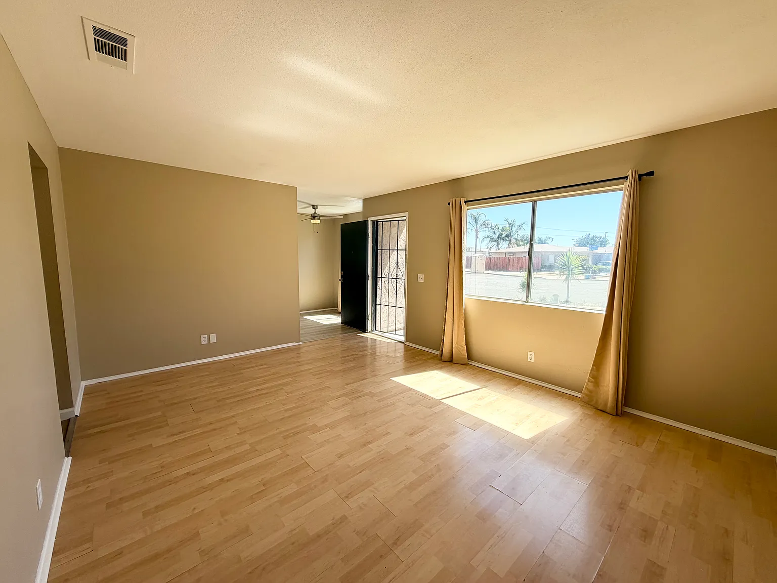 2 bed, 827 sqft, $1,600 — Photo 3