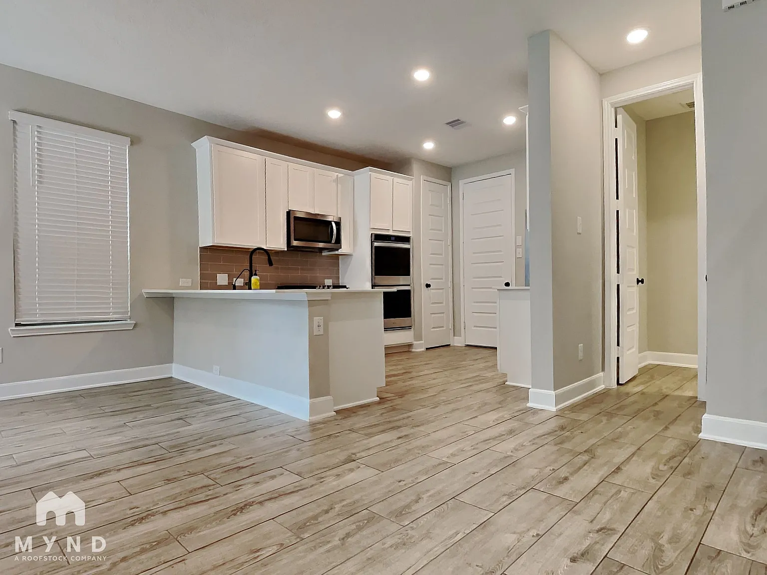3 bed, 2.5 bath, 1637 sqft, $2,385 — Photo 2