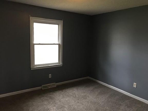 3rd image of 726 Parkland Way