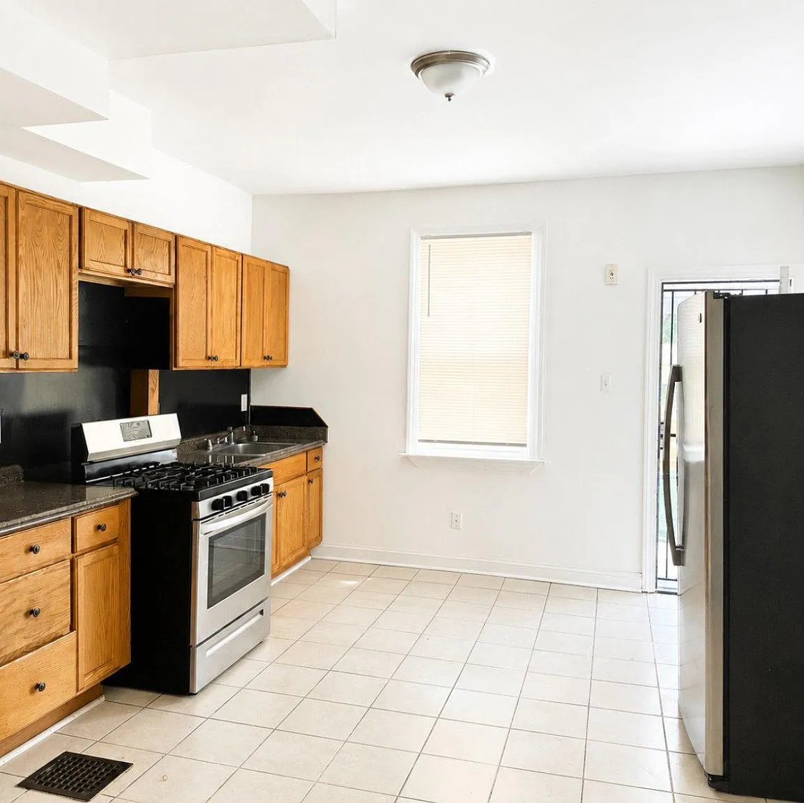 3 bed, 2.0 bath, 1600 sqft, $2,150 — Photo 2