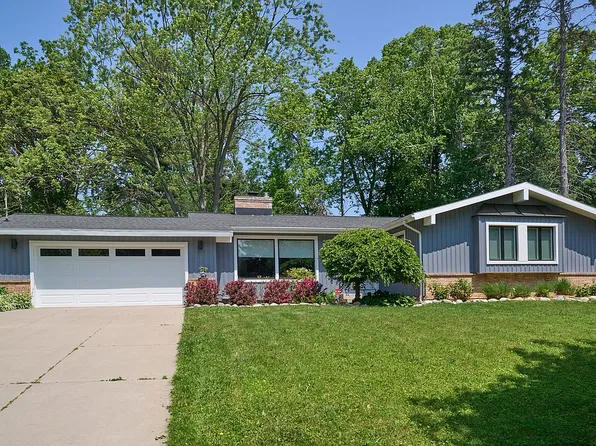 2151 Kruppvilla Dr NE, Grand Rapids, MI 49503