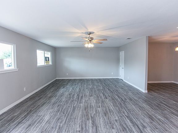 3rd image of 501 Circle Dr