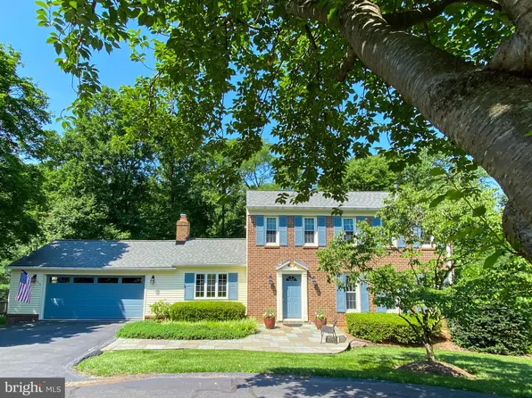 10395 Adel Rd, Oakton, VA 22124