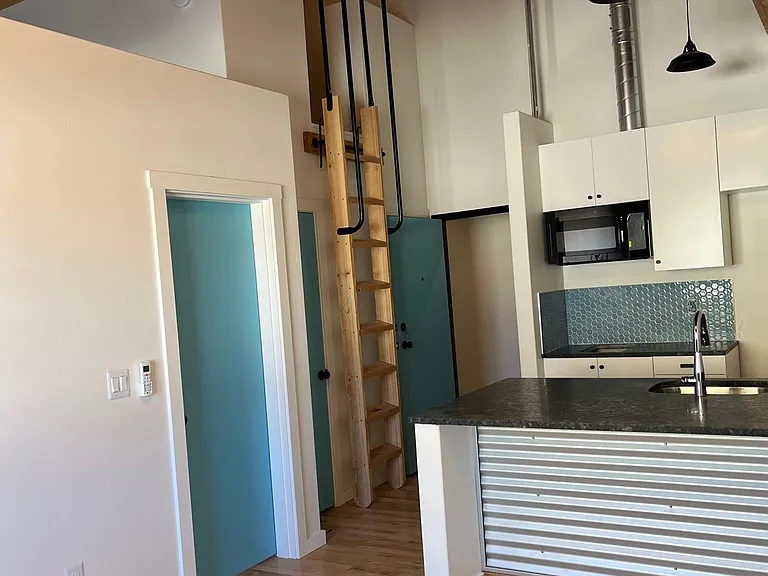 430 SW 6th St #8 — Photo 1