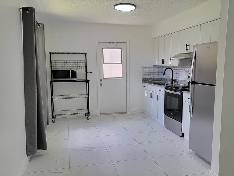 6112 SW 37th St — Photo 30
