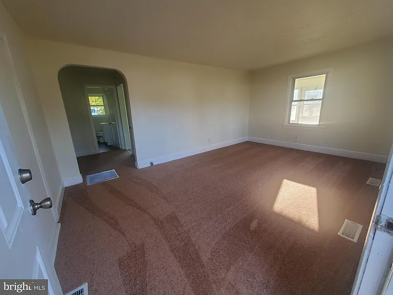 73 Upland Ave — Photo 5