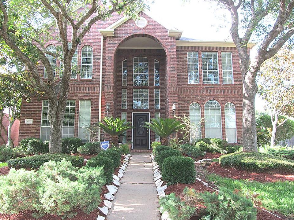 Lovely curb appeal welcomes you and your favorite people.