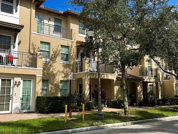 4th image of 817 SW 147th Avenue #1404