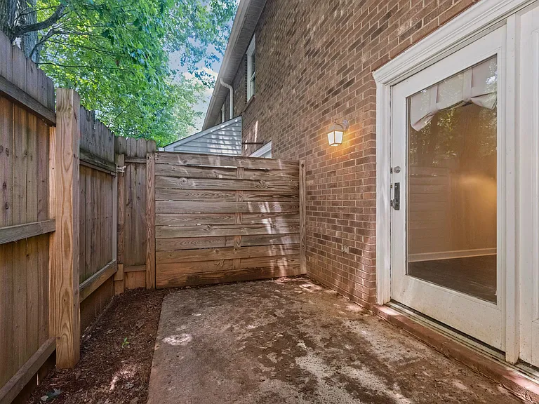 5918 King Charles Ct — Photo 10