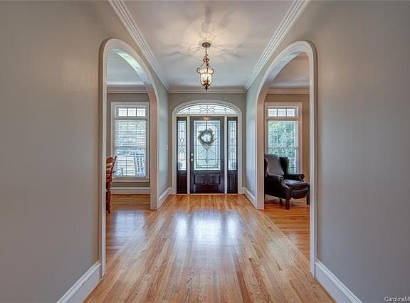 5th image of 205 Hickory Lane Dr