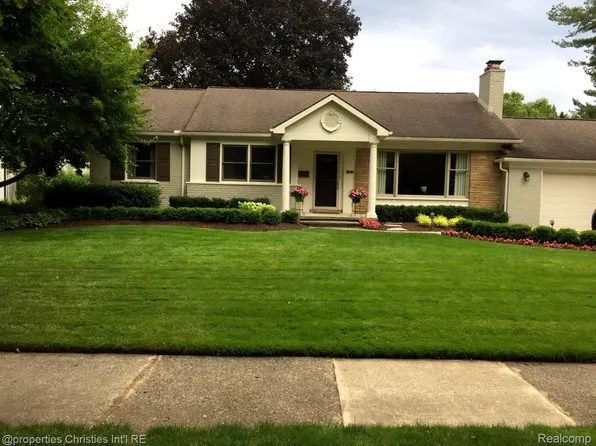 18245 Buckingham Ave, Beverly Hills, MI 48025