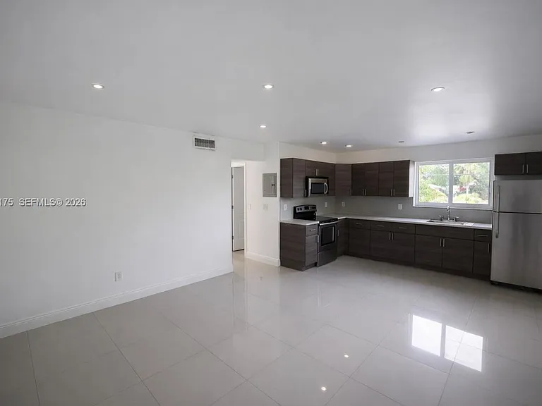 552 NE 61st St #6 — Photo 4