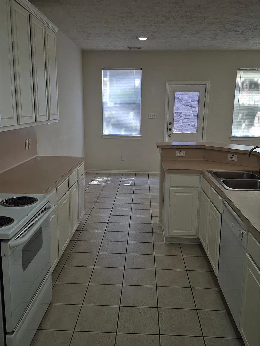 3 bed, 2.5 bath, 1699 sqft, $1,650 — Photo 4