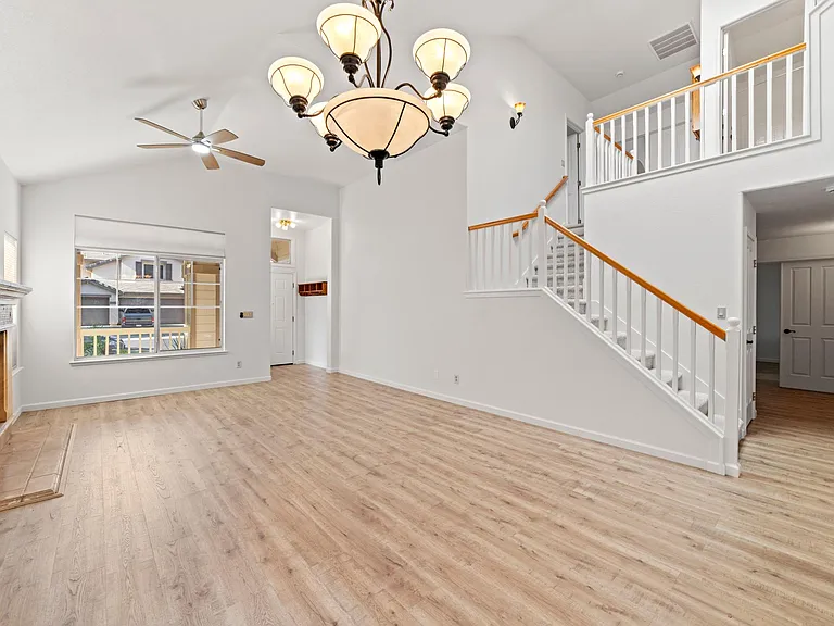 359 Seaton Dr — Photo 9