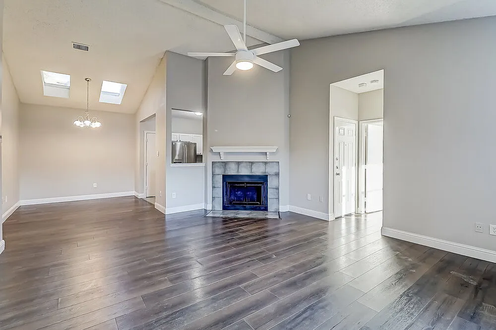 3 bed, 2.0 bath, 1258 sqft, $1,970 — Photo 4