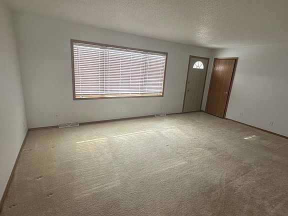 3rd image of 207 Lakeport St