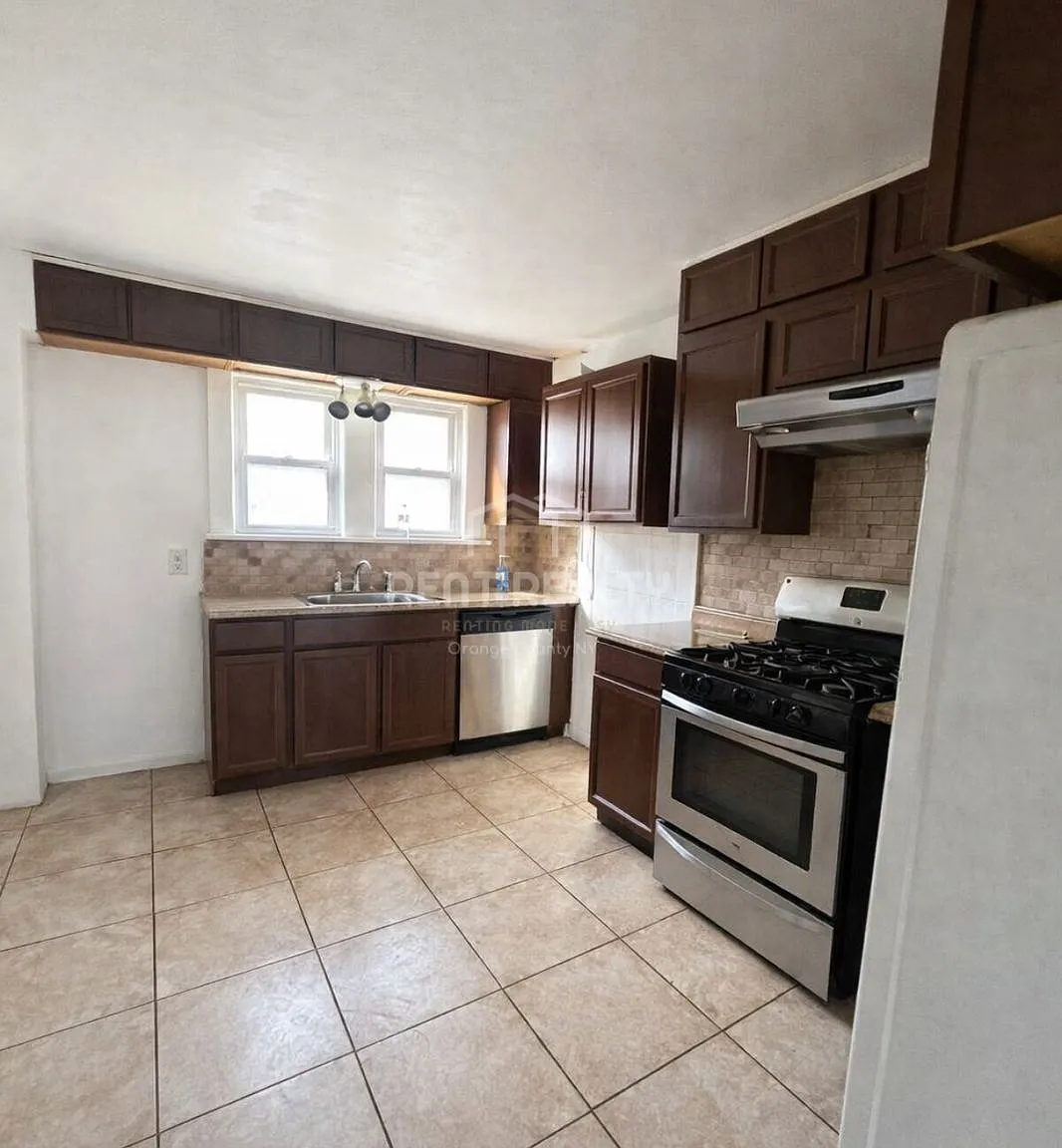 4 bed, 1896 sqft, $3,050 — Photo 4
