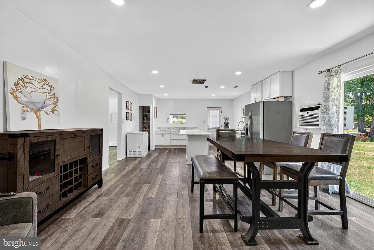 3 bed, 1.5 bath, 1910 sqft, $2,200 — Photo 2