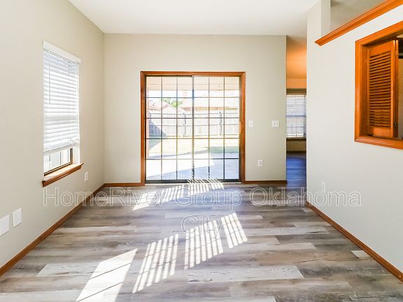 5th image of 13029 Maple Leaf Dr