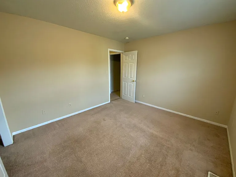1605 Steamboat Ln — Photo 33