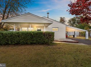 14 Dewberry Ln, Levittown, PA 19055