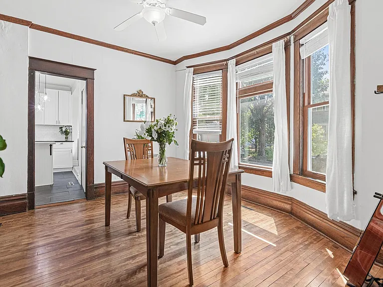 1002 Oxford St N — Photo 10