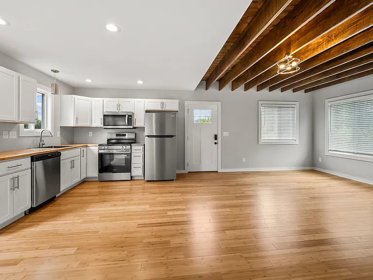 112 Lager Ln — Photo 2