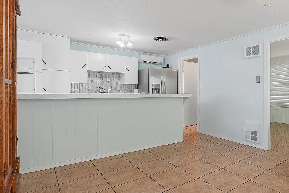 3 bed, 2.0 bath, 1344 sqft, $2,300 — Photo 2