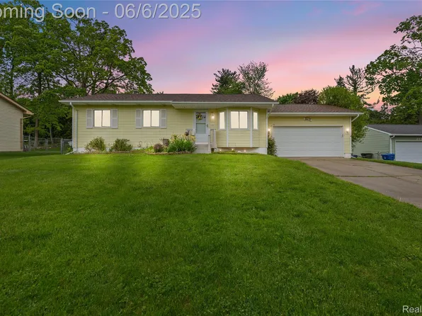 2413 Highfield Rd, Waterford, MI 48329