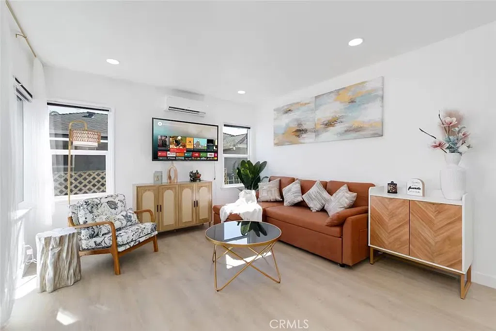 3 bed, 1115 sqft, $3,400 — Photo 2