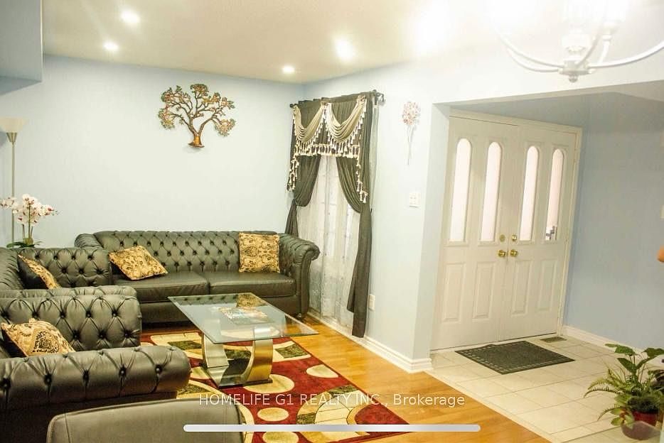 1st image of 30 Secord Cres