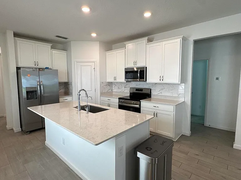4002 Haydon Burns Pl — Photo 3