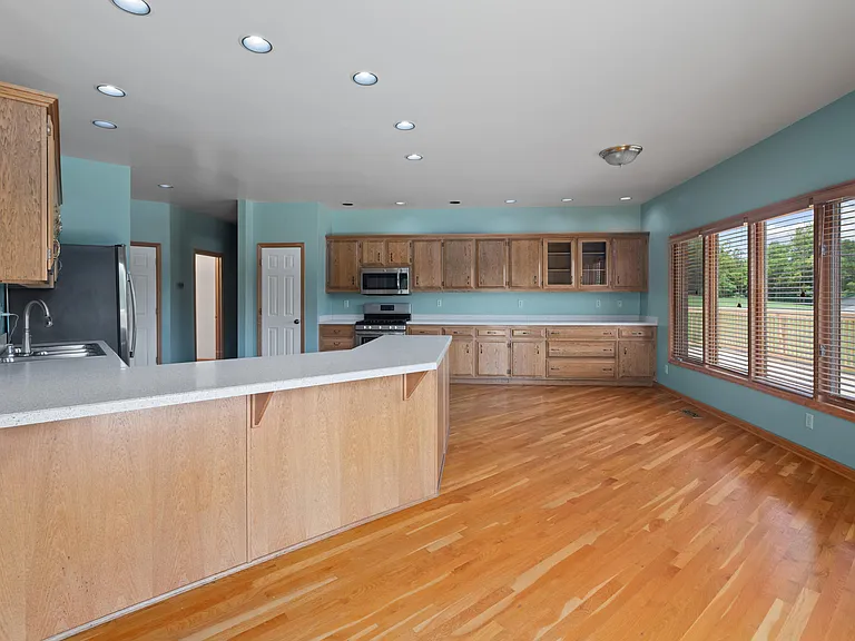 1221 Hawthorne Ln — Photo 8