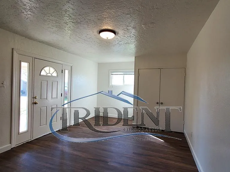 1825 Sierra Way — Photo 2