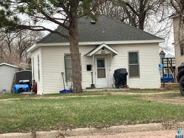 433 S Harth Ave, Madison, SD 57042