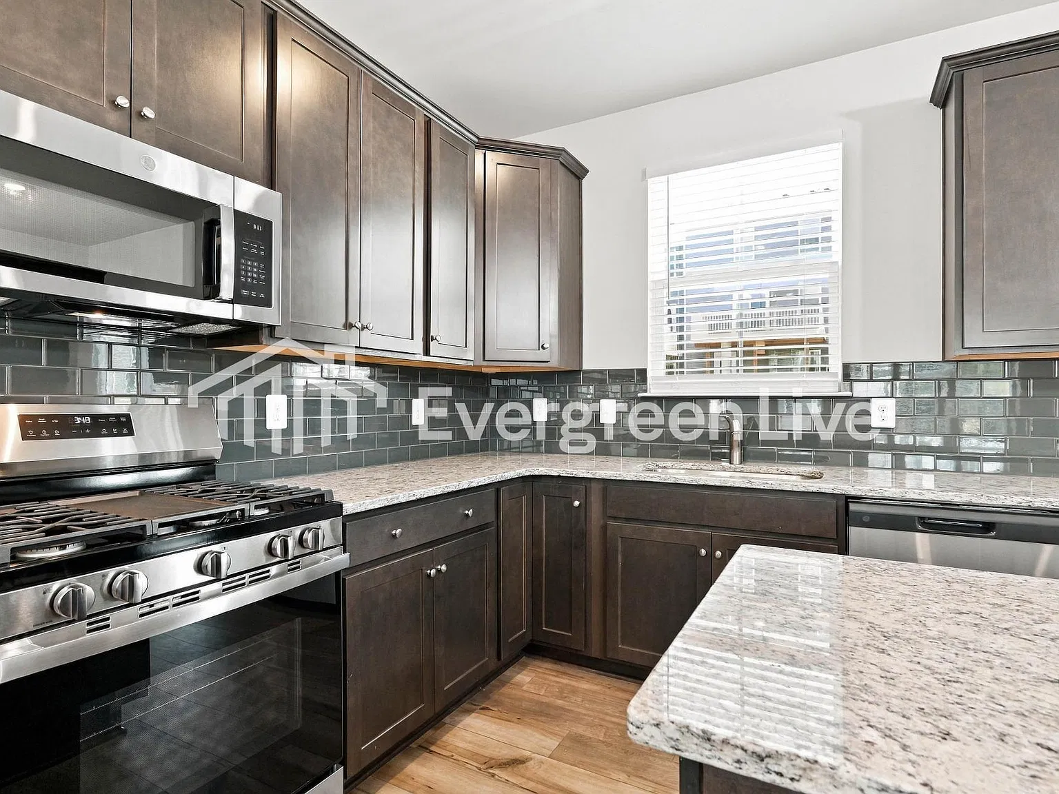 3 bed, 2.5 bath, 2427 sqft, $2,725 — Photo 2