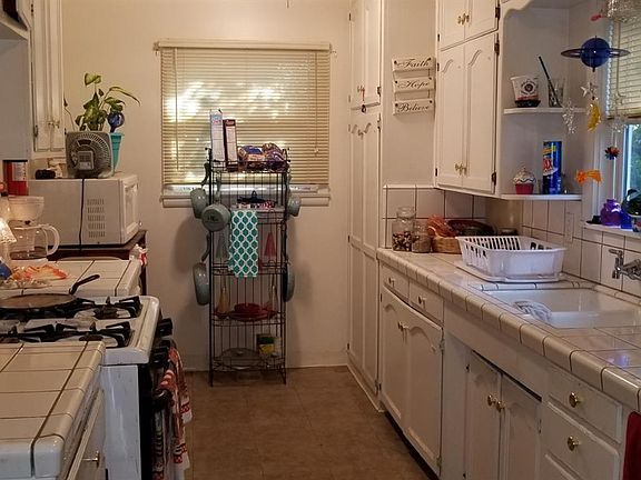 4th image of 1004 E Cypress Ave