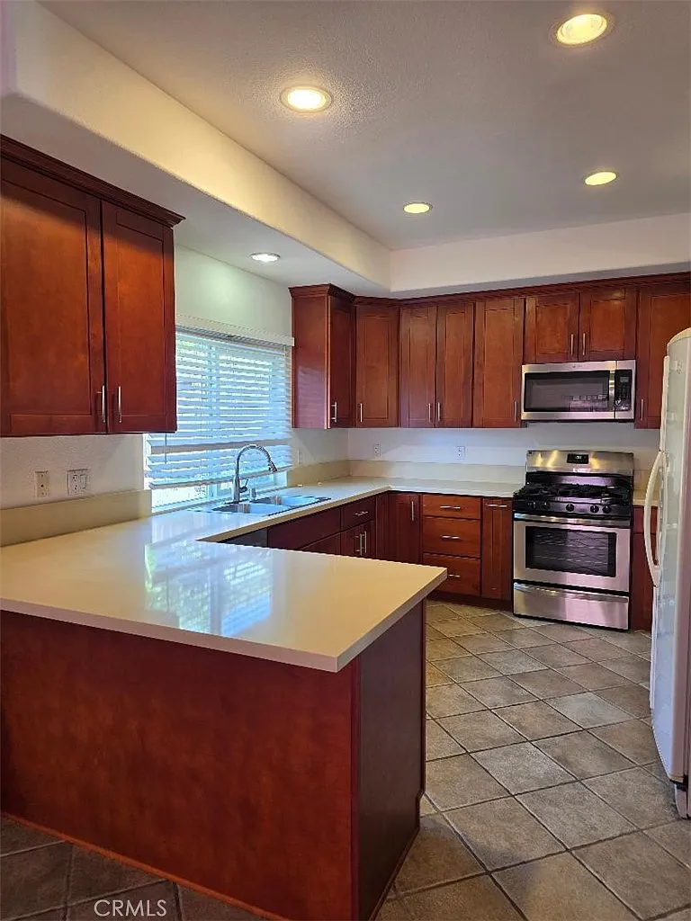 4 bed, 2525 sqft, $5,950 — Photo 4
