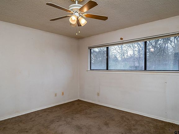 2nd image of 2206 Villa Dr