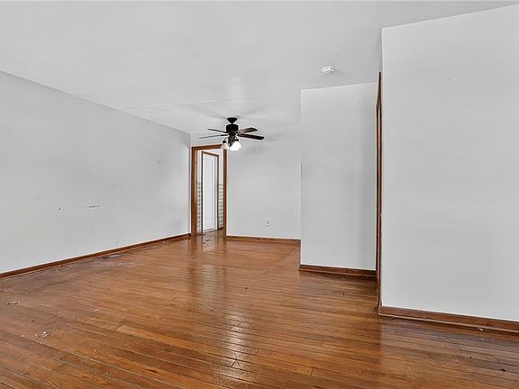 3rd image of 8219 Woodward St