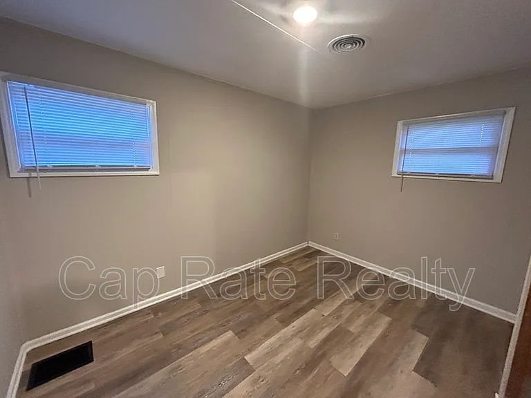 2163 Grasmere Ave — Photo 8