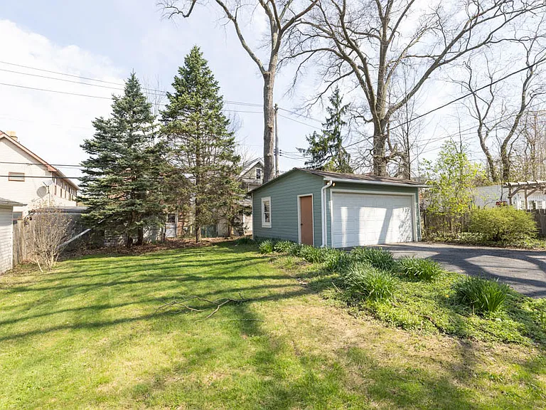 3115 Essex Rd — Photo 4