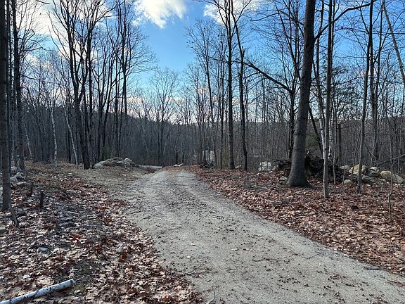 5th image of 998 Main Rd