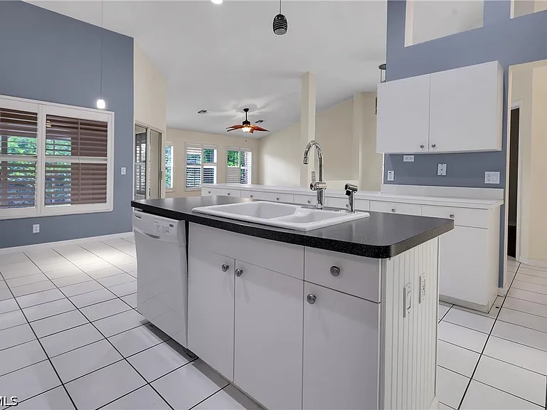 22203 Seashore Cir — Photo 17