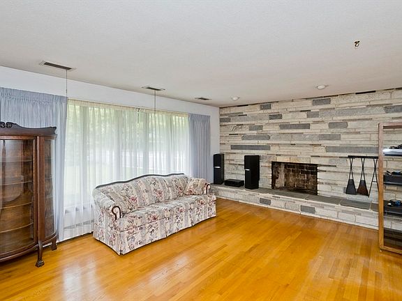 4th image of 233 Lathrop St