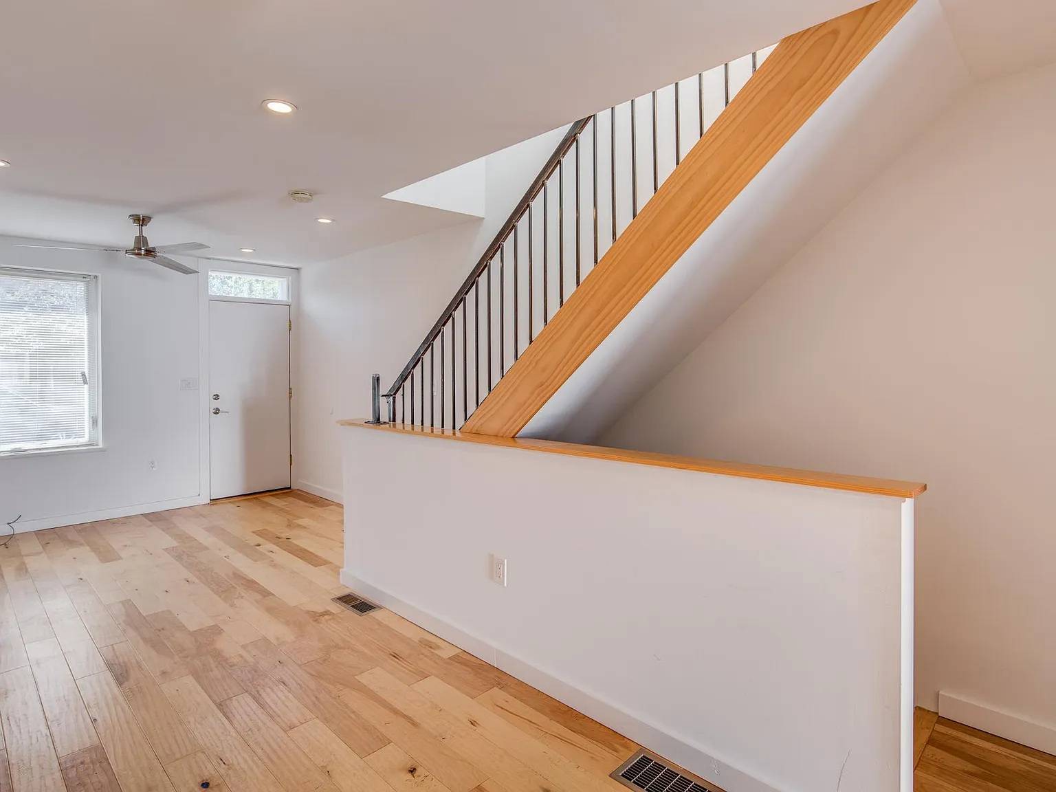 2478 Coral St — Photo 4