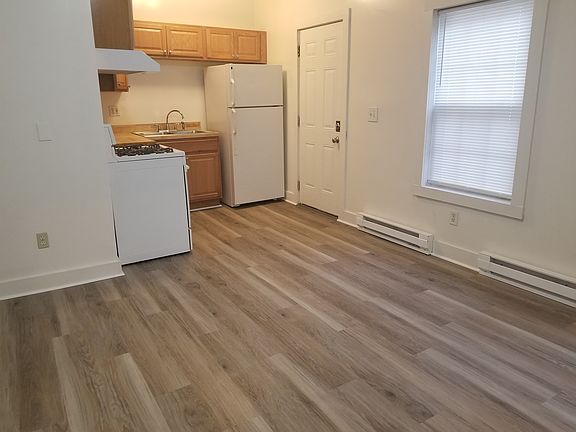 3rd image of 35 Summer St