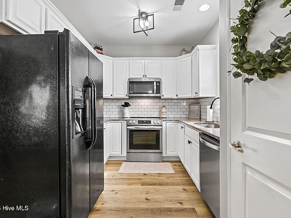 5th image of 147 Terracina Circle