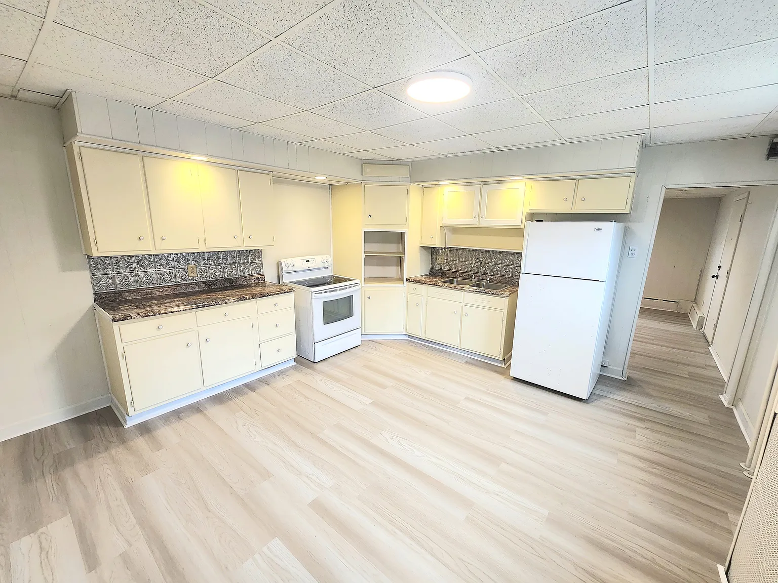 319 S Kennedy Dr — Photo 2